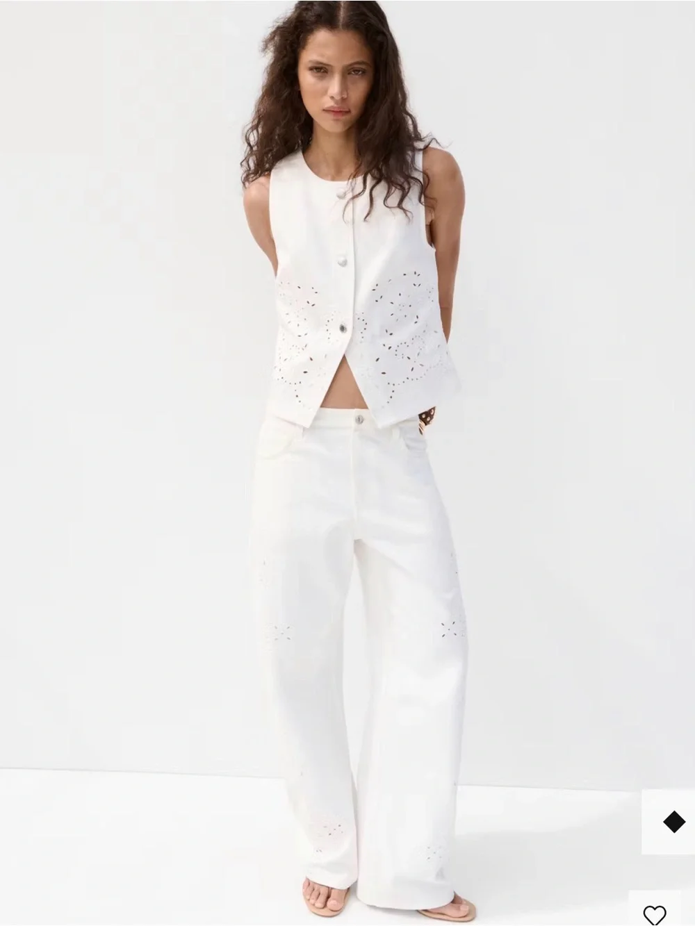 Balloon jeans with openwork embroidery